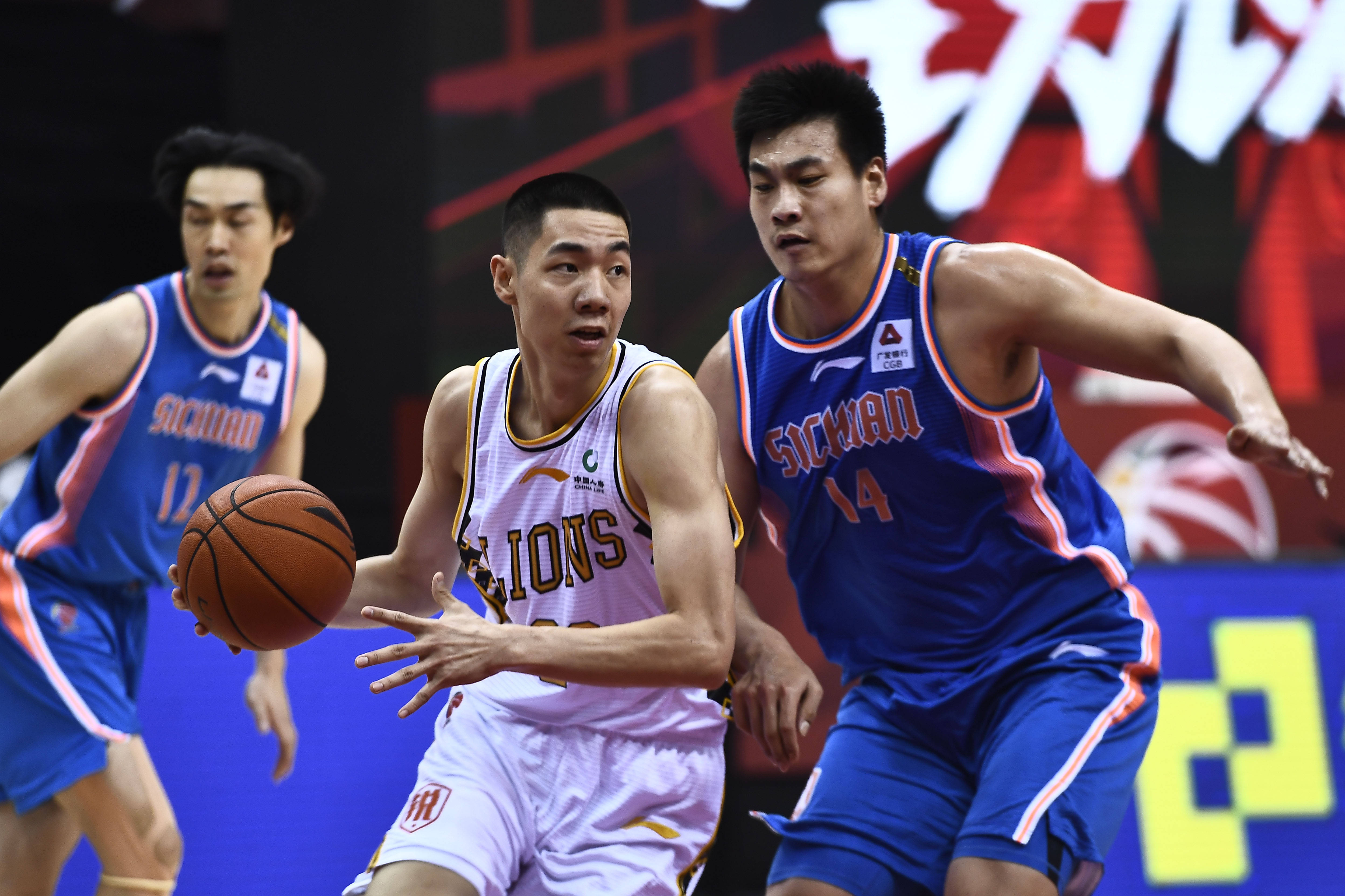 包含国际比赛日突围战来临，广厦男篮围绕CBA常规赛官宣签约，质疑声仍在，赛程密集仍需轮换的词条